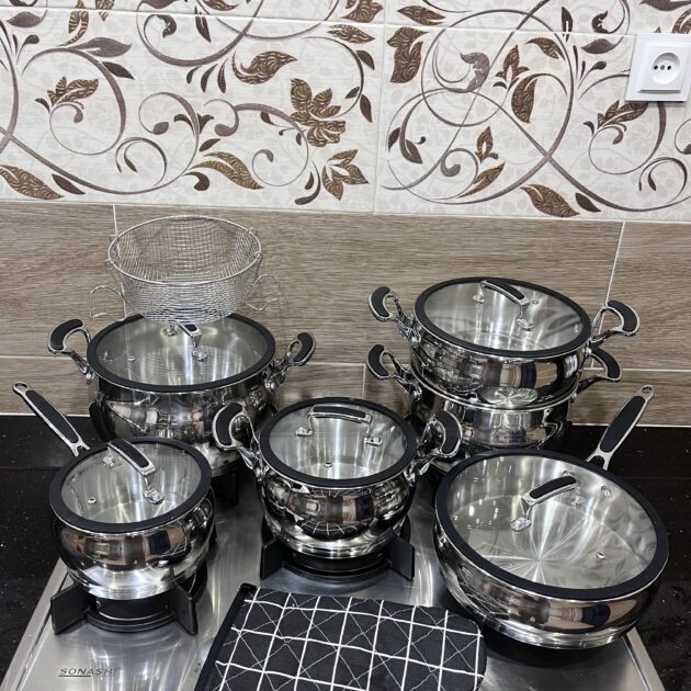 طقم مطبخ من الإنوكس